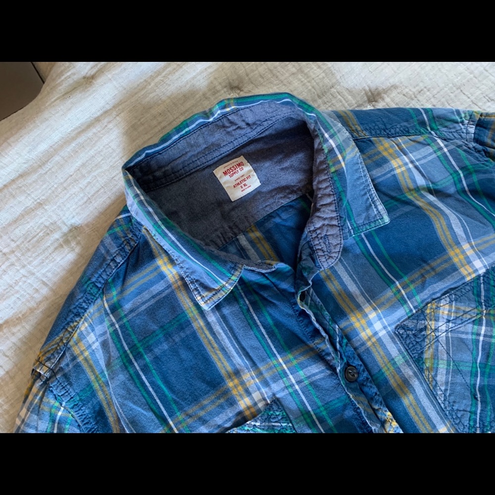 Mossimo button down - Picture 2 of 3